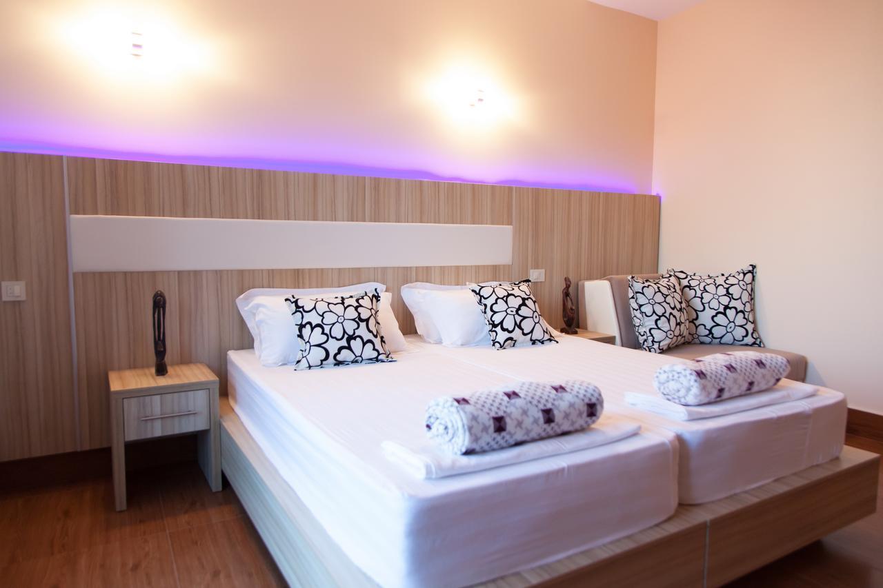Hotel Blue Moon Ulcinj Buitenkant foto