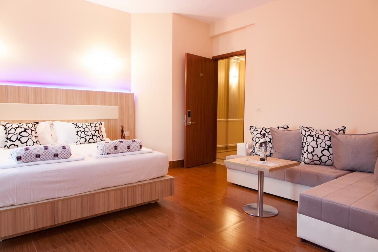 Hotel Blue Moon Ulcinj Buitenkant foto