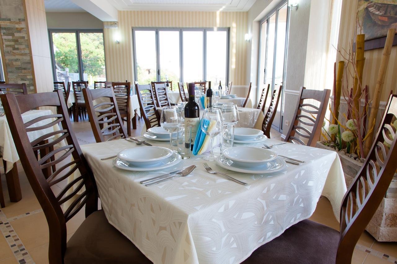 Hotel Blue Moon Ulcinj Buitenkant foto
