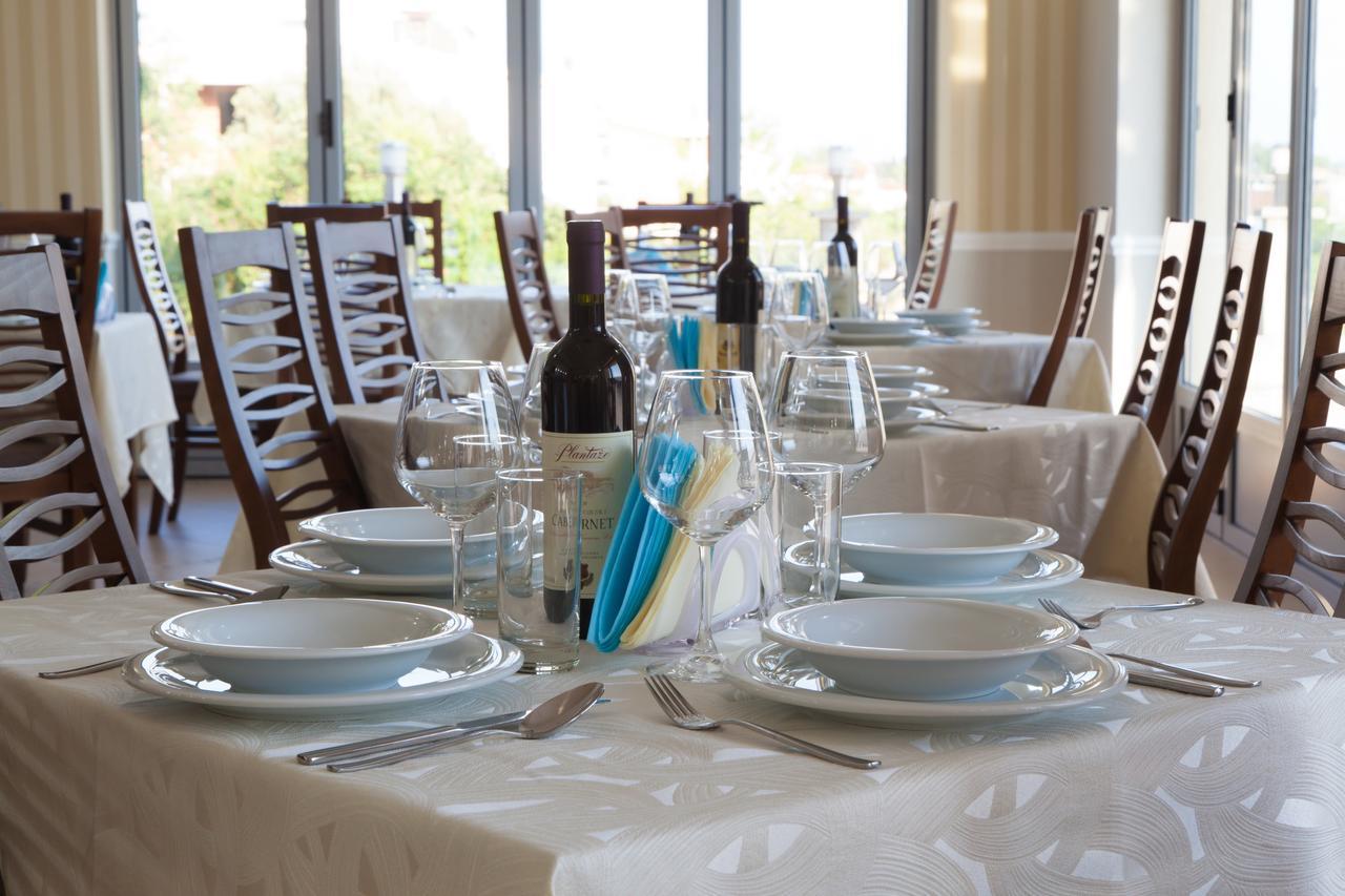 Hotel Blue Moon Ulcinj Buitenkant foto
